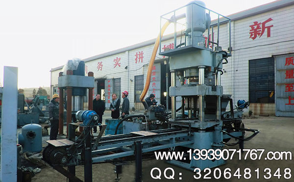 河南全自動海綿鐵壓塊機生產(chǎn)現(xiàn)場 - 河南銘澤機械制造公司